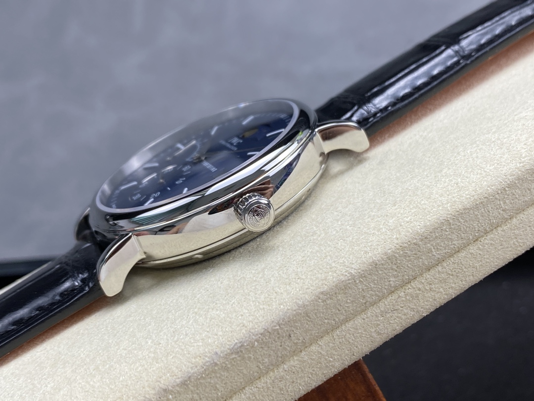 The all-new Portofino series IW516409 transparent watch.