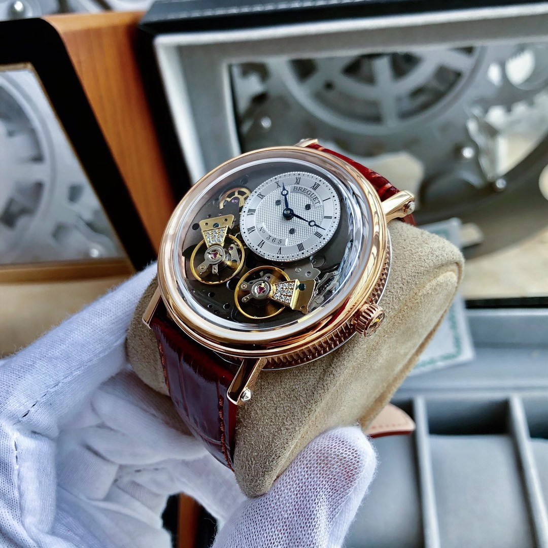 The Double Flying Wheel Breguet Tradition Collection has added a new wristwatch to its heritage collection